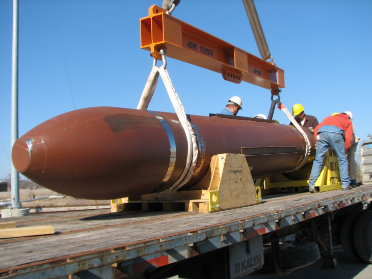 Egy MOP (GBU-57/B) bombát mozgatnak valamelyik amerikai bázison. A készletek nagyobbik részét ledobták Iránra?