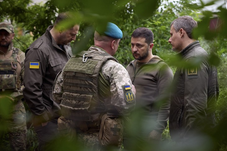 Volodimir Zelenszkij látogatása a Vuhledar és Marjinka közötti frontszakaszon az offenzíva megindulása előtti napokban. Sokáig várhatta a jó híreket az ukrán elnök a harctéri parancsnokoktól. Fotó: MTI/EPA/Ukrán elnöki sajtószolgálat 