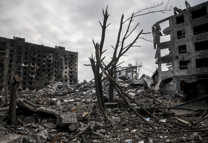 Kilőtt házak a kelet-ukrajnai Donyecki területen fekvő Konsztantyinovkában 2025. október 12-én