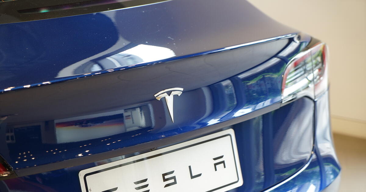 Rekordösszegű beruházásokkal fordul a robotok és a robottaxik felé a Tesla