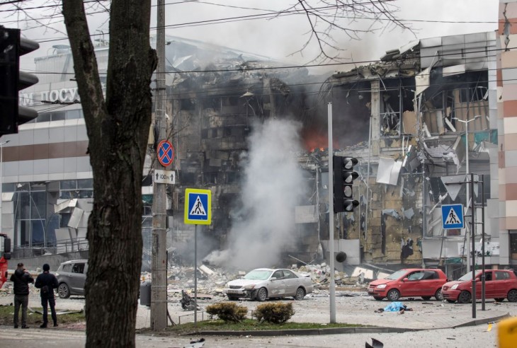 Egy orosz légitámadás következtében súlyosan megrongálódott bevásárlóközpont Dnyipróban 2023. december 29-én. Az orosz légierő mintegy 110 rakétát lőtt ki az Ukrajna elleni egyik legnagyobb légitámadásában, legkevesebb tíz ember vesztette életét olyan nagyvárosokban, mint Kijev, Odessza, Lviv és Harkiv, a sebesültek száma több tucatra tehető. Négy régió áram nélkül maradt a támadások nyomán. Fotó: MTI/EPA