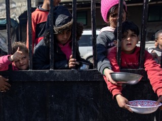 Menekült palesztin gyerekek várnak élelemosztásra egy rafahi menekülttáborban a Gázai övezetben 2024. február elsején. Fotó: EPA/HAITHAM IMAD   