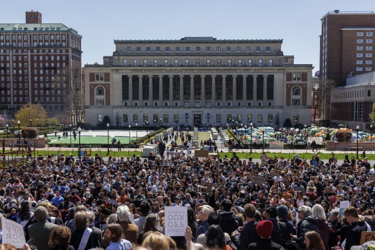 A Columbia Egyetem tanárai és diákjai tüntetnek a palesztin párti demonstrálókkal szembeni fellépés ellen New Yorkban