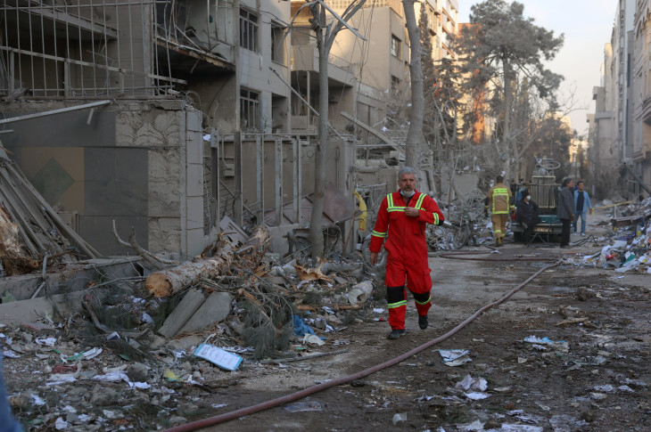 Légicsapás helyszíne egy teheráni lakónegyedben, a Nilufar tér környékén 2026. március 2-án, két nappal az Irán elleni amerikai-izraeli háború kezdete után
