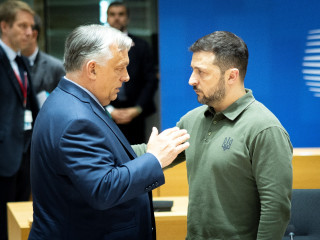 A Miniszterelnöki Sajtóiroda által közreadott képen Orbán Viktor miniszterelnök (b) és Volodimir Zelenszkij ukrán elnök (j) az Európai Unió brüsszeli kétnapos csúcstalálkozójának első napján, 2024. június 27-én. 