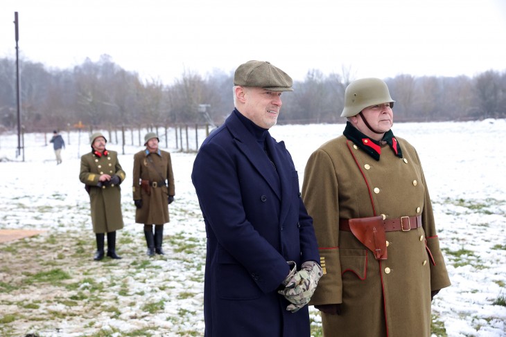 Szalay-Bobrovniczky Kristóf honvédelmi miniszter (b) és Babák László ezredes, a Centenáriumi Hadtörténeti Egyesület elnöke a Centenáriumi Hagyományőrző Honvéd Gyalogdandár doni megemlékezésén Kaposváron 2023. január 22-én. Fotó: MTI/Kiss Dániel 