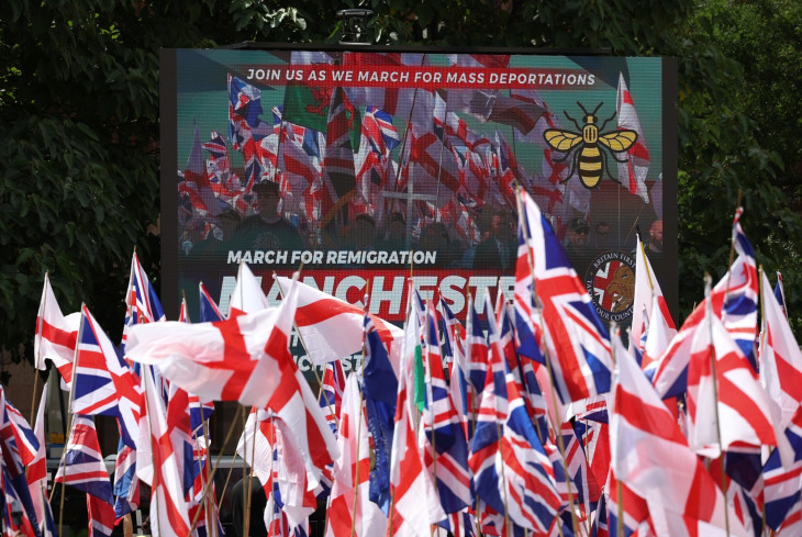 Az illegális bevándorlók kitoloncolását követelik tüntetők a Britain First jobboldali csoport tiltakozóakcióján Manchesterben 2025. augusztusában.
