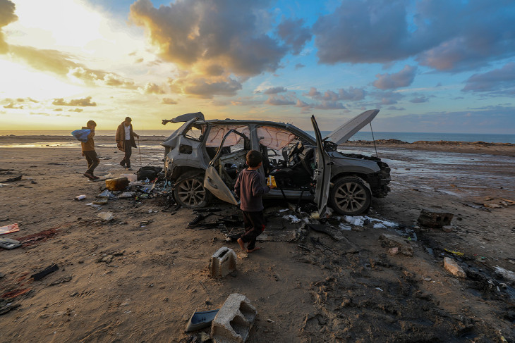 Izraeli légicsapásban megsemmisült gépjármű Gázában 2025. december 13-án. Az izraeli katonai rádió jelentése szerint az izraeli hadsereg ezen a napon likvidálta a Gázai övezetben a Hamász palesztin iszlamista terrorszervezet egyik fő katonai vezetőjét, Raád Száedet