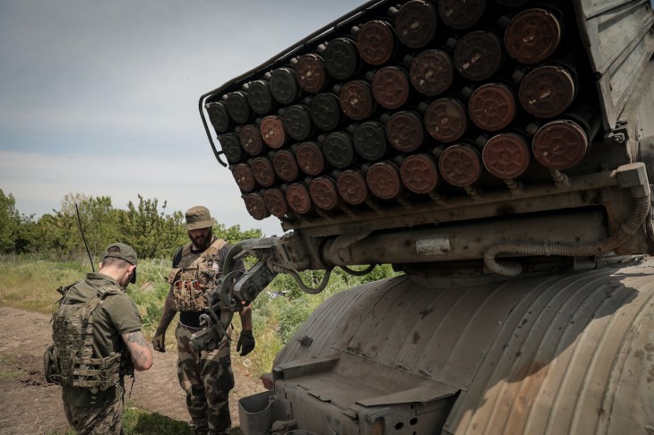 Ukrán katonák egy BM-21 Grad rakéta-sorozatvető mellett a kelet-ukrajnai Donyecki területen, a bahmuti fronton 2023. május 19-én. Fotó: MTI/EPA/Oleh Petraszjuk