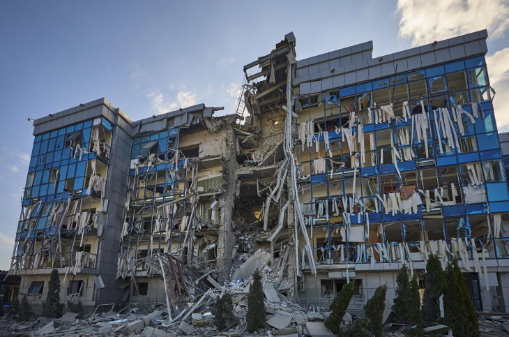 Az aknamentesítésre szakosodott svájci FSD nonprofit szervezet súlyosan megrongálódott székháza egy orosz légicsapás után Harkivban. A kép július végén készült   