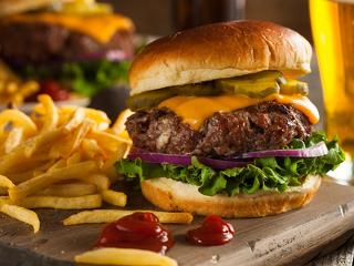 Bele sem gondolunk, mekkora logisztikai kihívást jelent egy sajtburger kis krumplival