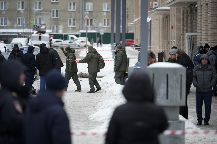 Helyszínelő rendőrök Moszkvában a Kirillov-merénylet helyszínén - a nyomozásban jók az orosz szolgálatok, de a megelőzésben nem  
