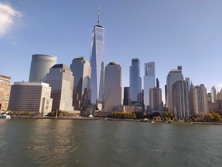Lower Manhattan a Hudson vízéről fényképezve. A kiugróan magas épület a One World Trade Center. 