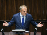 Donald Tusk lengyel miniszterelnök felszólal a kormányáról tartandó alsóházi bizalmi szavazás előtt a parlamenti alsóház, a szejm ülésén Varsóban 2025. június 11-én. 