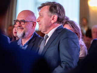 Kelemen Hunor, a Romániai Magyar Demokrata Szövetség (RMDSZ) elnöke (b) és Crin Antonescu, a román kormánykoalíció - a Szociáldemokrata Párt (PSD), a Nemzeti Liberális Párt (PNL) és a Romániai Magyar Demokrata Szövetség (RMDSZ) - közös államfőjelöltje (j) a koalíció Maros megyei kampányrendezvényén Koronkában 2025. április 23-án. 