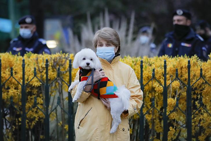 Április elején tüntetők tiltakoztak a koronavírus-járvány miatt érvényben lévő korlátozó intézkedések ellen Bukarestben (Fotó: MTI/AP/Vadim Ghirda)