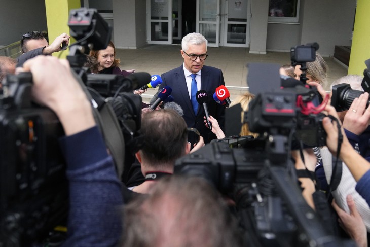 Ivan Korcok korábbi szlovák külügyminiszter (k) újságírók kérdéseire válaszol, miután leadta voksát az államfőválasztás első fordulójában egy szenci szavazóhelyiségben 2024. március 23-án.