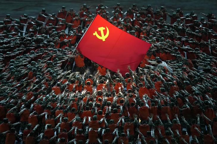 Peking szerint nincs több Kína. A Kínai Kommunista Párt zászlaja körül a mentők jelmezét viselő szereplők a KKP megalapítása 100. évfordulójának alkalmából rendezett ünnepi előadáson Pekingben 2021. június 28-án. (Fotó: MTI/AP)