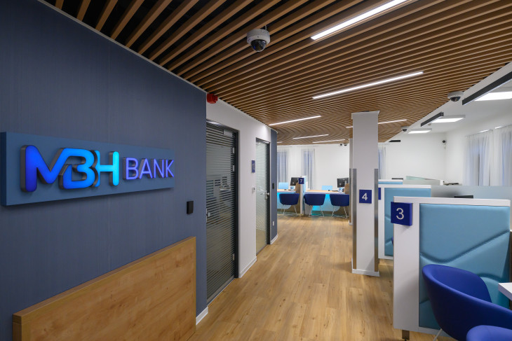 Az MBH Bank külsejében is modern