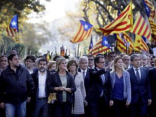 Tüntetés tüntetés után: ma Spanyolország egységéért meneteltek Barcelonában