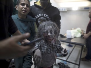 Sebesült gyereket visznek be a Nasser kórházba Khan Juniszban 2023. december 8-án. Fotó: EPA/HAITHAM IMAD
