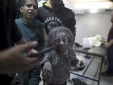 Sebesült gyereket visznek be a Nasser kórházba Khan Juniszban 2023. december 8-án. Fotó: EPA/HAITHAM IMAD
