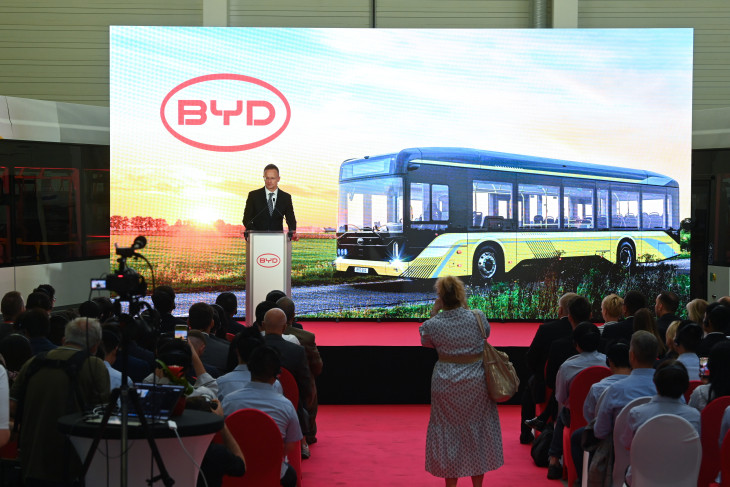 Szijjártó Péter a BYD komáromi buszgyárának alapkőletételi ünnepségén