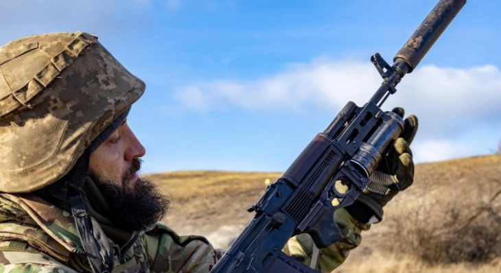 A déli fronton harcoló ukrán katona mutatja fegyverét. Fotó: UNN