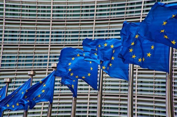 Csúszik az ítélet Brüsszelben, több mint 4 milliárd eurót veszíthet a magyar kormány