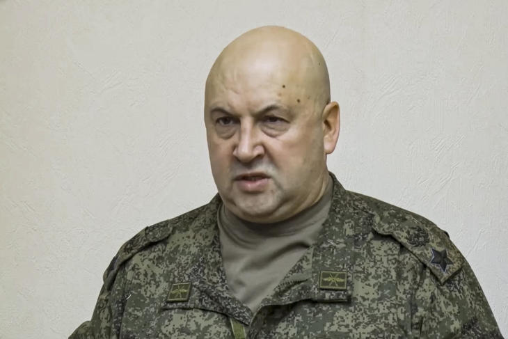 Szergej Szurovikin vezérezredes, az Ukrajnában harcoló teljes orosz haderő parancsnoka Szergej Sojgu orosz védelmi miniszternek jelent. Sojgu Szurovikin tábornok javaslatát elfogadva elrendelte az orosz erők kivonulását a dél-ukrajnai Herszonból és visszavonását a Dnyeper folyó bal partjára. Fotó: MTI/EPA/Az orosz védelmi minisztérium sajtószolgálata 