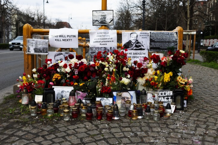 Navalnij-emlékhely Budapesten, az orosz nagykövetségnél. 2024. március 13. Fotó: Privátbankár/Juhász Gábor 