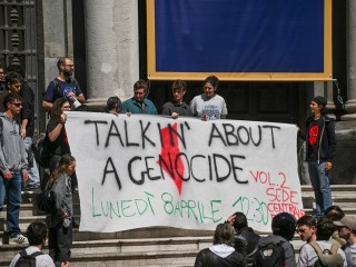 Olasz egyetemisták tüntetnek Izrael gázai hadjárata ellen a Nápolyi II. Frigyes Egyetem előtt 2024. április 8-án. 