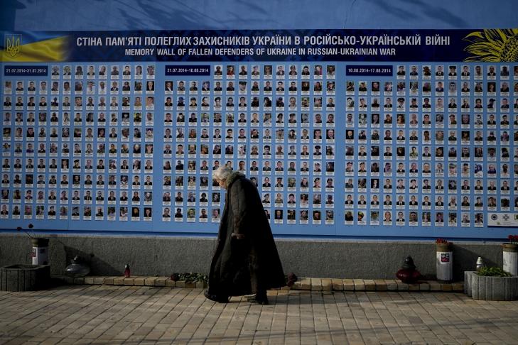 A kelet-ukrajnai háború áldozatainak emlékfala Kijevben. Fotó: MTI/AP/Natacha Pisarenko