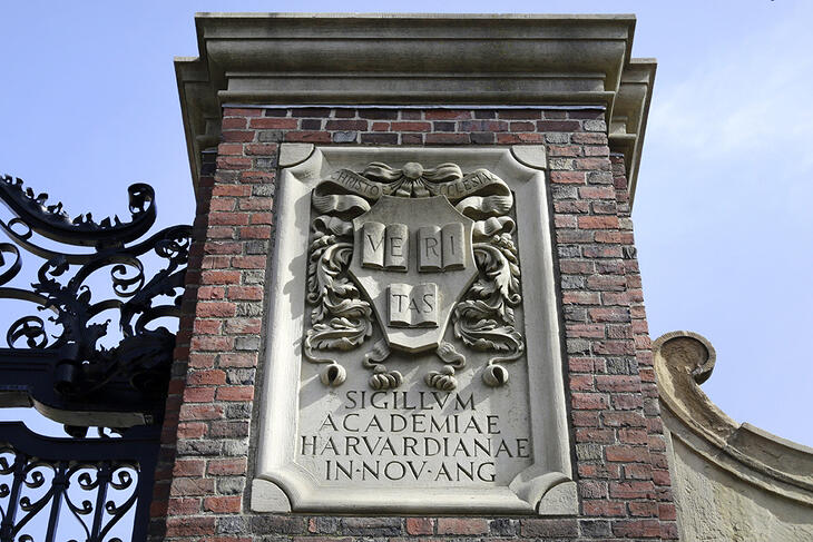 Nyitott kapuk? A Harvard Egyetem bejárata a Massachusetts állambeli Cambridge-ben