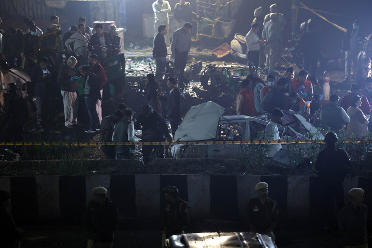 Az indiai hatóságok vizsgálódnak az újdelhi Vörös Erőd közelében levő metróállomásnál, ahol felrobbant egy parkoló autó 2025. november 10-én