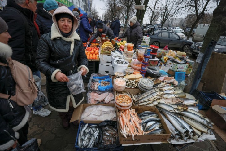 Piac a délkelet-ukrajnai Donyecki területen fekvő Mariupolban 2022. december 10-én. A várost május 20-án foglalta el teljesen az orosz hadsereg. Fotó: MTI/EPA