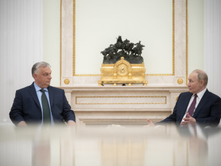  A Miniszterelnöki Sajtóiroda által közreadott képen Orbán Viktor miniszterelnök (b) és Vlagyimir Putyin orosz elnök tárgyal Moszkvában 2024. július 5-én