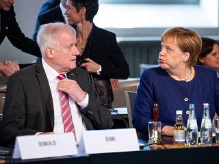 Merkel kancellár akar maradni, és nem kér bizalmi szavazást