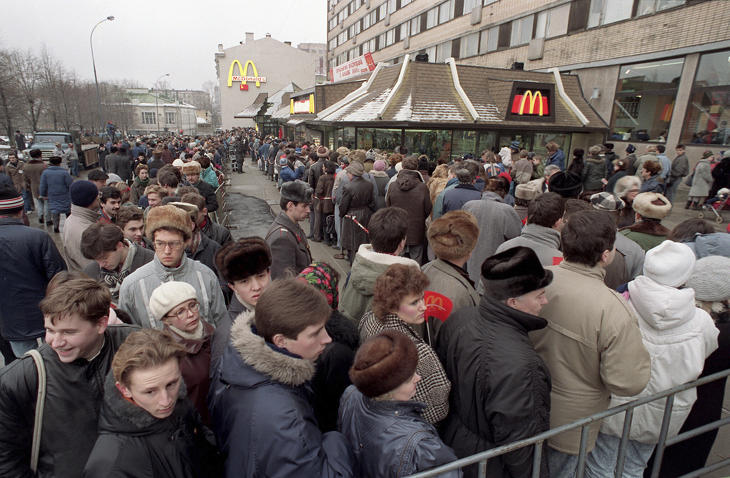 Az első orosz McDonald's előtt kígyózó sor a rendszerváltás idején. Szerették az oroszok a Big Mac-et, de megadni magukat nem fogják érte.Fotó:Times of Israel