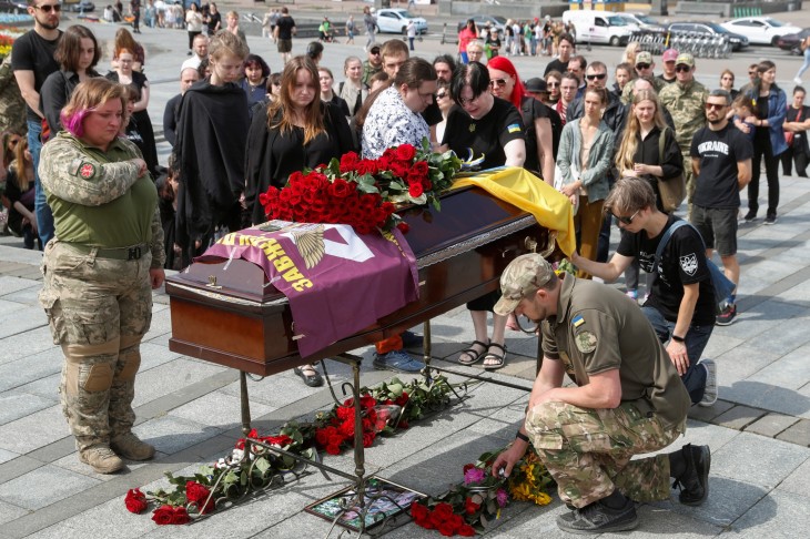 2023. augusztus 12., Kijev. Rokonai és barátai búcsúznak Daria Filipjeva ukrán katonától és egészségügyi dolgozótól, aki harc közben vesztette életét Kelet-Ukrajnában. Fotó: EPA/SERGEY DOLZHENKO