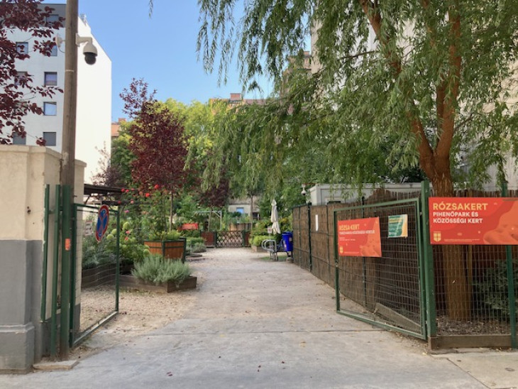 A Rózsa utcai közösségi kert  részben a nagyközönség számára nyitott park is. A hátsó, rácsos kapu vezet a kertbe
