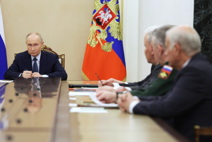 Vlagyimir Putyin orosz elnök a védelmi minisztérium és a hadiipar vezetőivel tanácskozik a moszkvai Kremlben 2024. novemberében - ezt követően bejelentette, hogy megkezdődik az Oresnyik hiperszonikus rakétarendszer sorozatgyártása. 