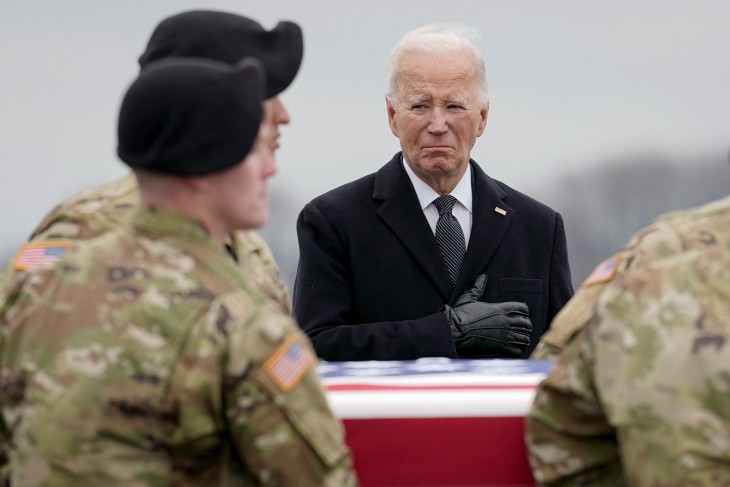 Joe Biden amerikai elnök a jordániai dróntámadásban elhunyt, 24 éves Kennedy Sanders amerikai őrmester földi maradványait tartalmazó koporsó mellett a Delaware államban lévő Dover légitámaszponton 2024. február 2-án. A közel-keleti eseményeknek Biden hazai helyzetére is komoly hatásai vannak. Fotó: MTI/AP/Matt Rourke 