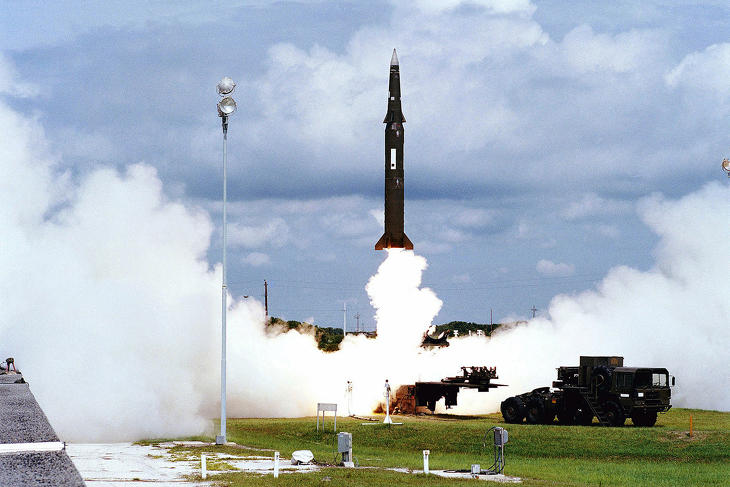 Egy Pershing II-es rakéta tesztindítása 1982-ben. Nyugat-Németországból 6-8 perc alatt érték volna el e rakéták Moszkvát, ez a fenyegetés elég volt hozzá, hogy Moszkva inkább először támadjon háborús fenyegetés esetén. Fotó: Wikimedia