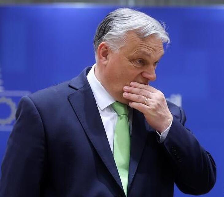 Német lap: Orbán Viktor két szék között a pad alá eshet 