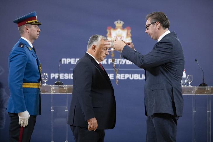 Aleksandar Vučić kitünteti Orbán Viktort. Fotó: Miniszterelnöki Sajtóiroda/Benko Vivien Cher