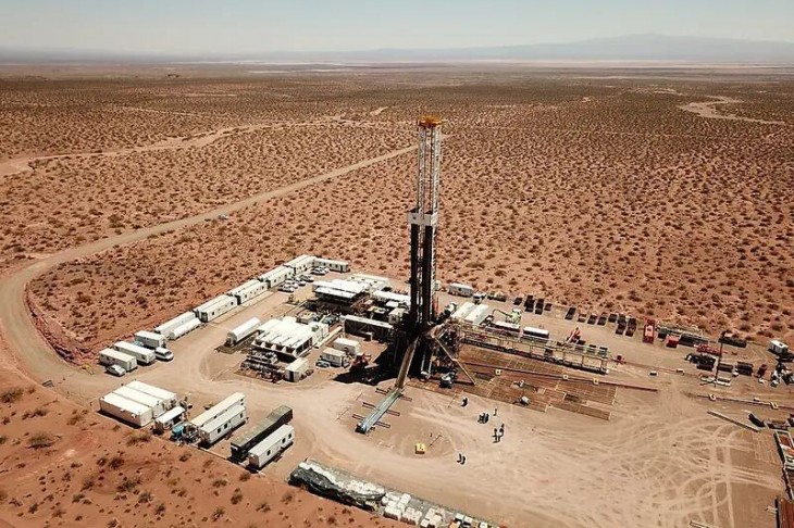 Pozo petrolero en vertedero de Vaca Muerte.  Al invertir una gran cantidad de dinero, puede obtener más ganancias aquí.