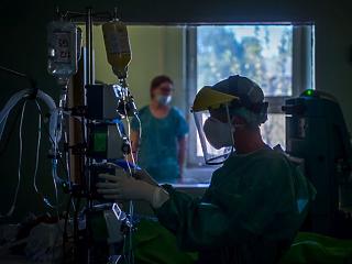 Több mint 5000 koronavírusos magyar van már kórházban - 84 újabb halott