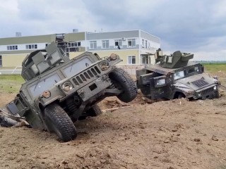 Egy semlegesített katonai járművek (állítólag amerikai gyártmányú Humvee-k) a Belgorodi területen Oroszországban 2023. május 23-án. Fotó: Orosz Védelmi Minisztérium 