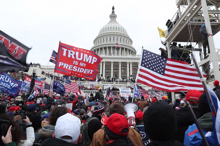 Pont egy éve történt: Donald Trump akkori republikánus párti amerikai elnök támogatóinak egy csoportja megostromolta az amerikai törvényhozás washingtoni épületét, a Capitoliumot 2021. január 6-án, amikor a kongresszus két háza összeült, hogy hivatalosan is véglegesítse a demokrata párti jelölt, Joe Biden győzelmét hozó 2020. november 3-i elnökválasztás eredményét. (Fotó: MTI/EPA/Michael Reynolds)